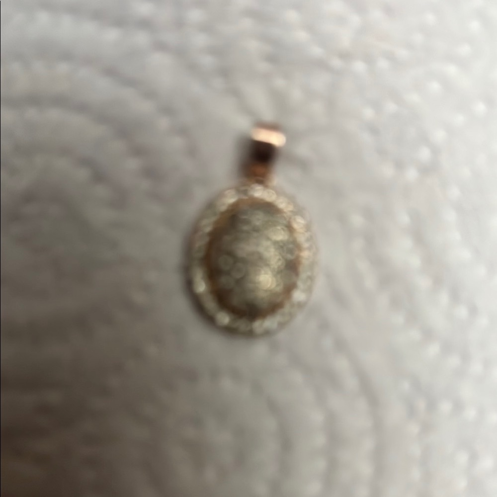 Elegant Gold Pendant Necklace